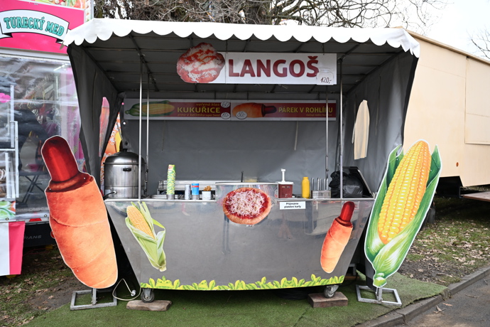 Stánek s párky a langoši. 