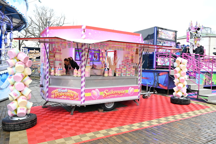 Stánek se sladkostmi. 