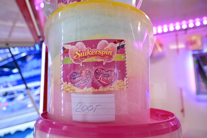 Cukrová vata je tradiční součástí poutě. 