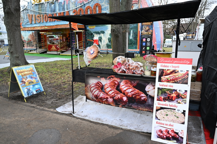 Na Matějské pouti najdete i gril. 