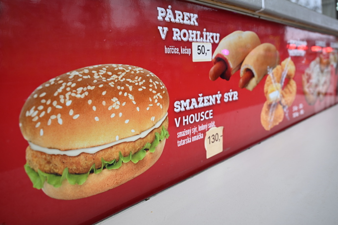 Cena sýru v housce. 