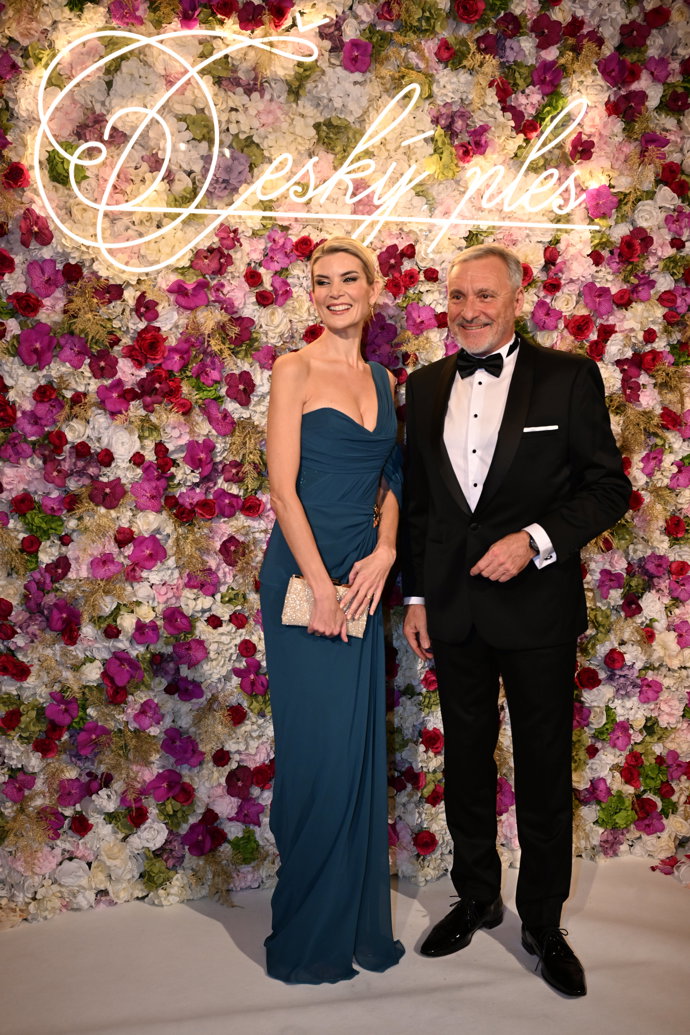 Iveta Lutovská a Jan Čenský moderují Český ples.