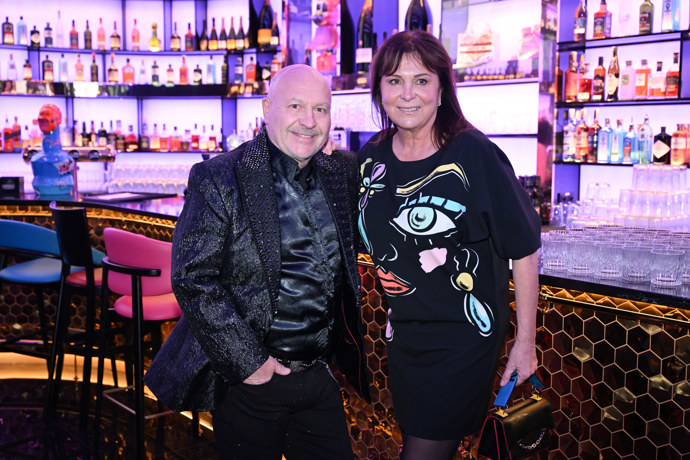 Hitmaker přišel po boku své manželky Marcely. 