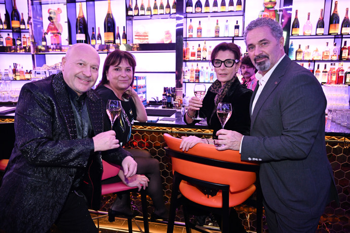 Hitmaker Michal David si nechal parfém na míru umíchat po vzoru Martina Dejdara. Na akci nesměla chybět ani jeho manželka. 