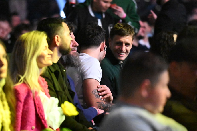 Matěj Peňáz při konverzaci s Calinem.