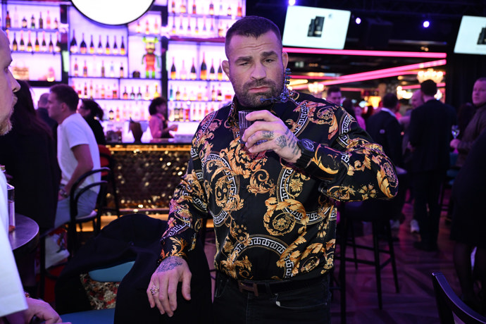 Bijec si po propuštění užívá společenského života.