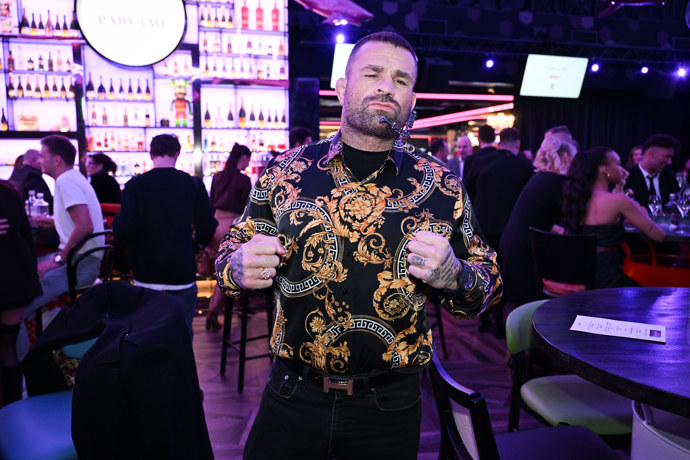 MMA zápasník Karlos Vémola ochotně zapózoval.