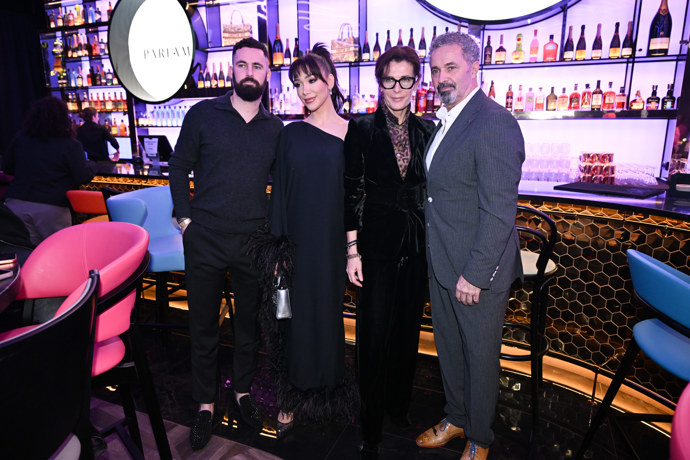 Veronica vypadá s rodinou Dejdarových spokojeně. 