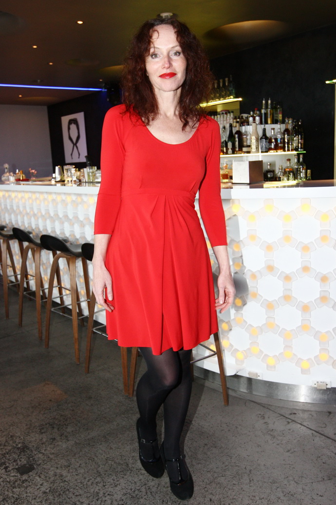 Tyhle červené šaty s tříčtvrtečním rukávem si fotografka oblíbila. 