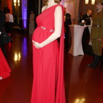 V roce 2018 oblékla Gabriela Lašková své těhotenské bříško do rudých šatů od Tatiany Kovaříkové s vlečkou a odhalenými rameny. 