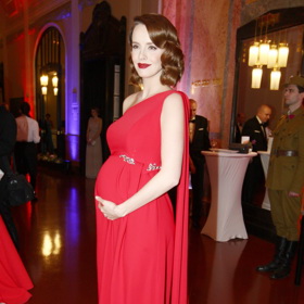 V roce 2018 oblékla Gabriela Lašková své těhotenské bříško do rudých šatů od Tatiany Kovaříkové s vlečkou a odhalenými rameny. 