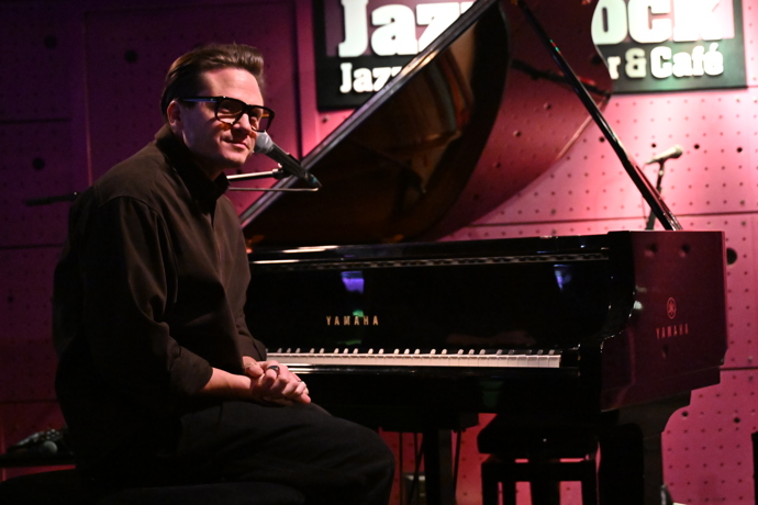 Ondřej Brzobohatý na koncertu pro Súdán.