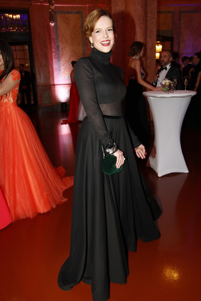 Herečka působila na první dobrou velmi elegantně, vrchní část jejího modelu ale bohužel prosvítala a naskytla nežádoucí pohled na podprsenku