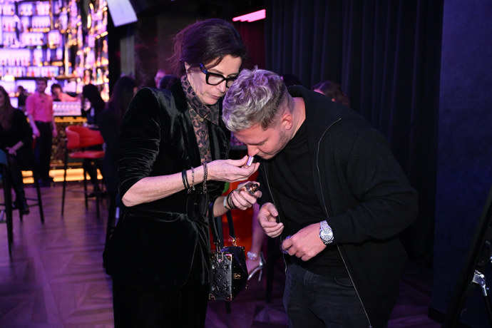 Na místě hned několik nových parfémů vyzkoušela.