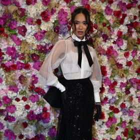 Sarah Vu oblékla šaty značky Nuance.