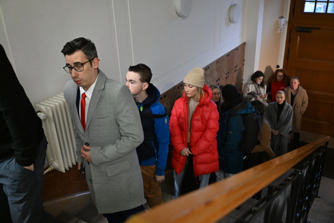 U soudu bylo rušno. 