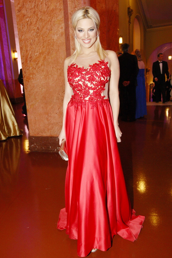 Podobně vyzněla i róba Evy Perkausová. Červená, obzvlášť v kombinaci s krajkou a leskem, občas až příliš tlačí na pilu