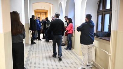 FOTO: Někteří lidé čekali před soudní místností.