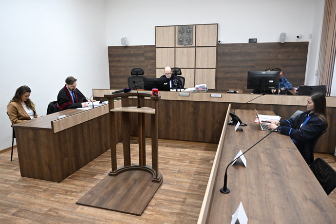 U soudu bylo rušno. 