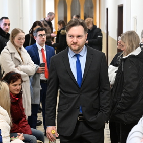 Před soudní místností bylo rušno. 