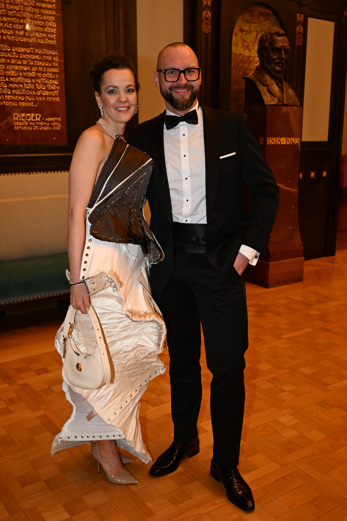 Lilia přišla s Petrem Holbou.