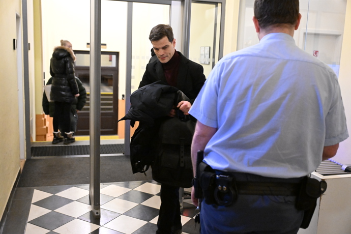 Soudní spor Adama Krause a Nikol Enevové pokračuje.