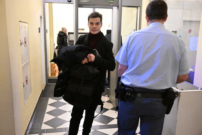 Soudní spor Adama Krause a Nikol Enevové pokračuje.