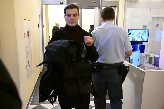 Soudní spor Adama Krause a Nikol Enevové pokračuje.