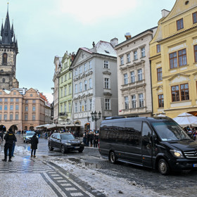 Petr Pavel přijíždí na Staroměstské náměstí.