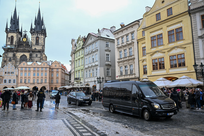 Petr Pavel přijíždí na Staroměstské náměstí.