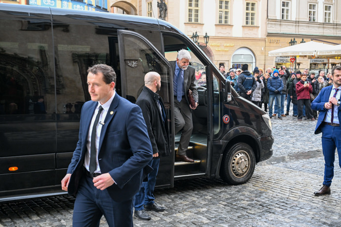 Petr Pavel vystupuje z mikrobusu při návštěvě Prahy.