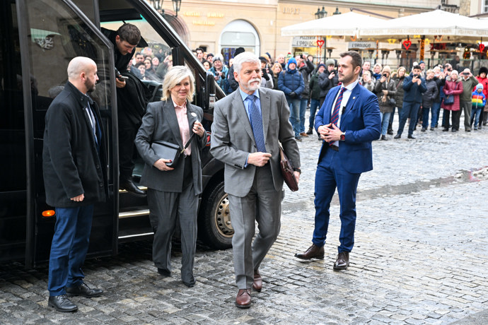 Petr Pavel s Evou Pavlovou se jdou přivítat s primátorem.