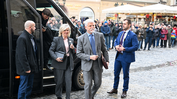 Petr Pavel s Evou Pavlovou se jdou přivítat s primátorem.