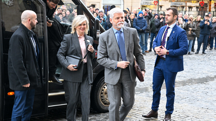 Petr Pavel s Evou Pavlovou se jdou přivítat s primátorem.