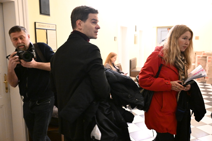 Soudní spor Adama Krause a Nikol Enevové pokračuje.