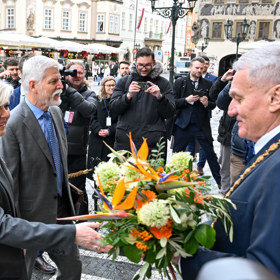 Eva Pavlová obdržela kytici. 