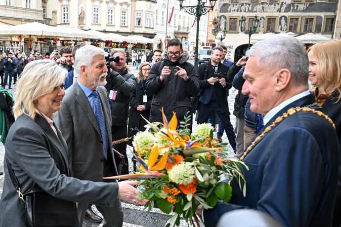 Eva Pavlová obdržela kytici. 