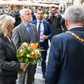 Petr Pavel si prohlíží Staroměstkou radnici.