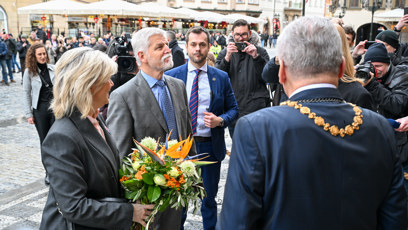 FOTO: Petr Pavel si prohlíží Staroměstkou radnici.
