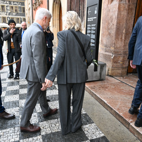 Eva Pavlová oblékla elegantní kostýmek. 