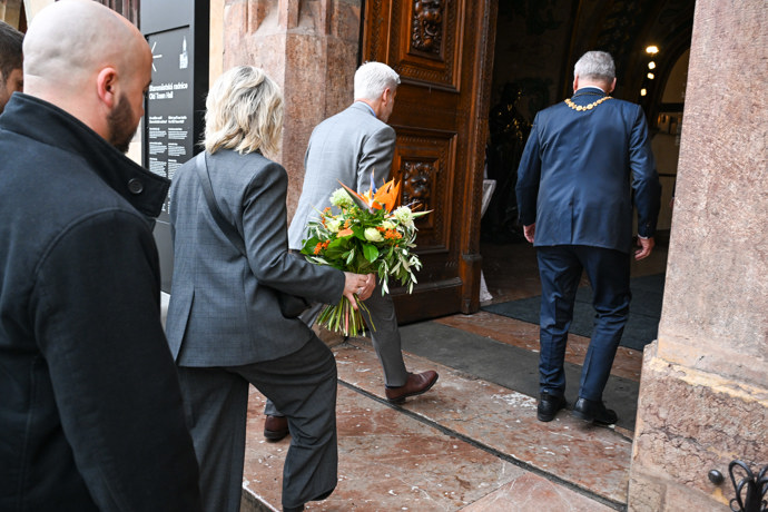 Petr Pavel a Eva Pavlová vstupují na Staroměstskou radnici.