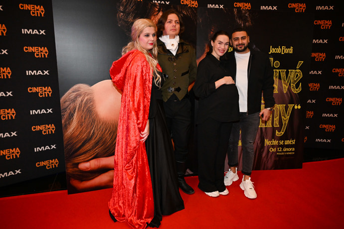 Kamila Nývltová s manželem Eddiem Ramadanem na premiéře filmu Bouřlivé výšiny.