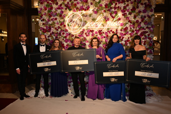 Český ples si nenechalo ujít několik známých tváří. 