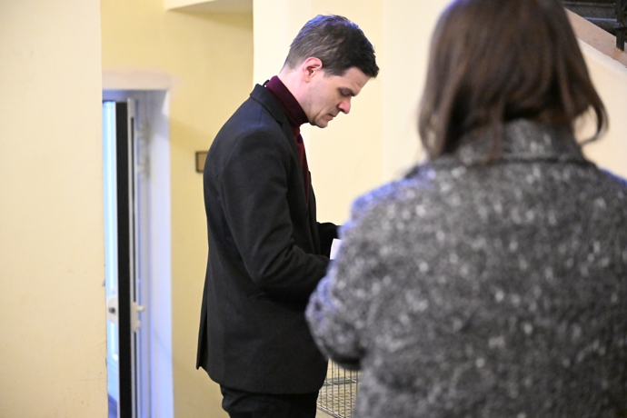 Soudní spor Adama Krause a Nikol Enevové pokračuje.