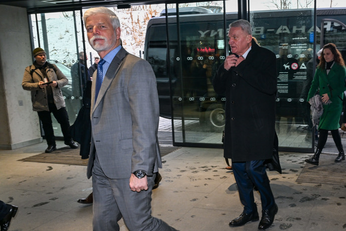 Petr Pavel si prohlíží stanici Praha Bubny.