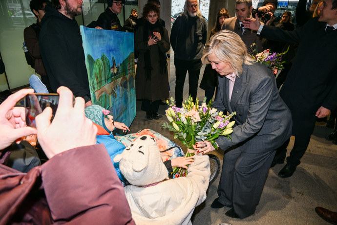 Eva Pavlová přijímá květiny.