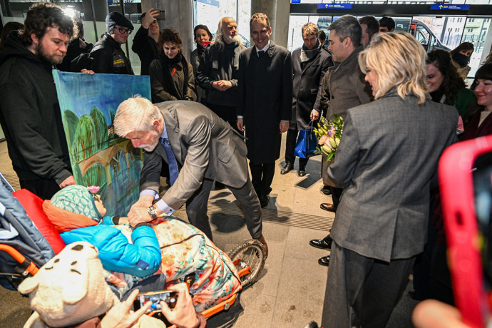 Petr Pavel se zdraví s hendikepovaným dítětem.