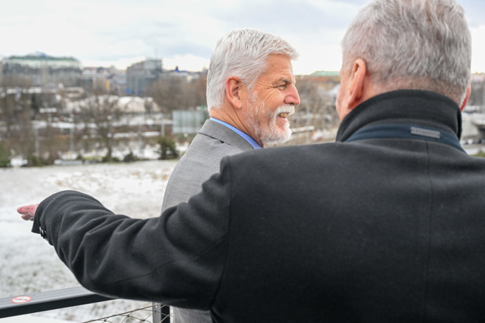 Petr Pavel si rpohlíží stanici.