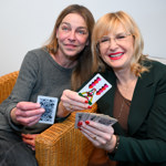 S kolegyní Štěpánkou Duchkovou Lucie pózovala s kartami. 