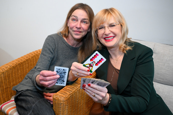 S kolegyní Štěpánkou Duchkovou Lucie pózovala s kartami. 